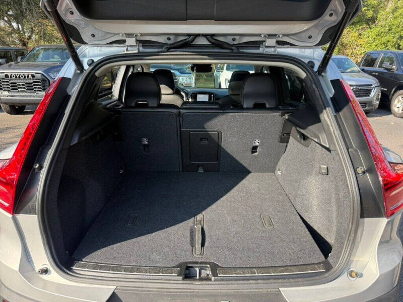 2025 Volvo XC40 B5 Plus Bright Theme