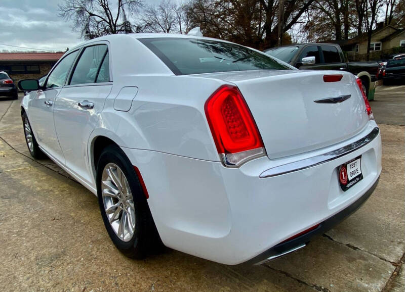 2017 Chrysler 300 C photo 11