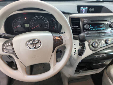 2012 Toyota Sienna LE 8-Passenger