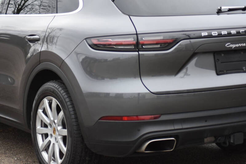 2023 Porsche Cayenne null photo 16