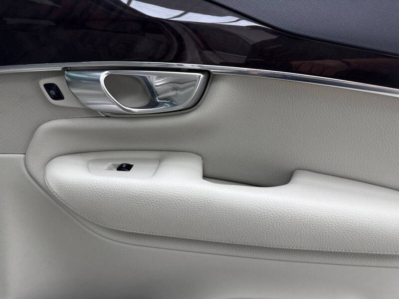 2017 Volvo XC90 T6 Momentum
