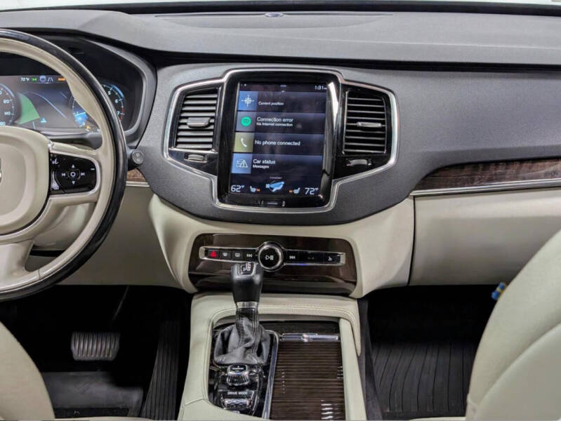 2016 Volvo XC90 T6 Momentum