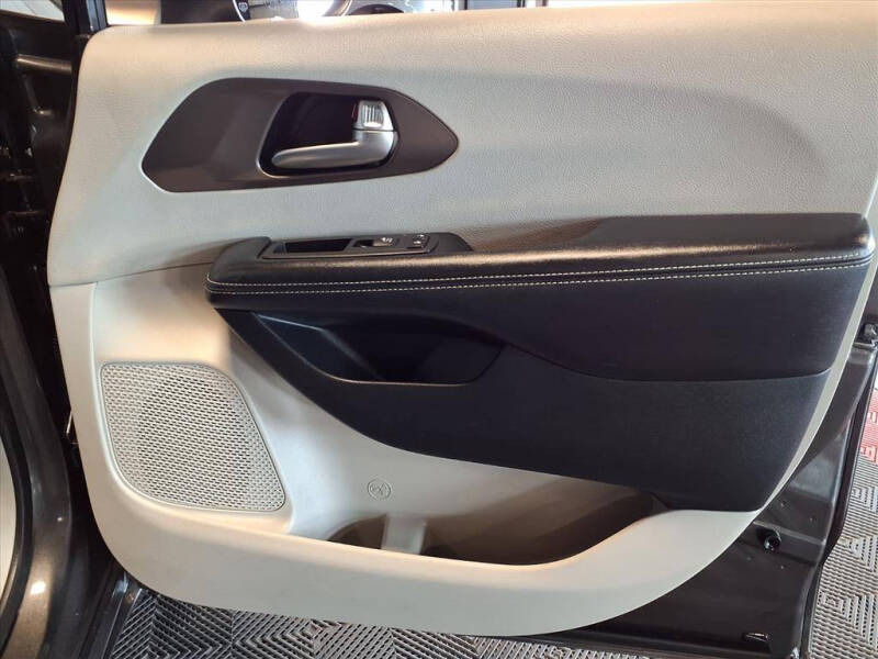 2020 Chrysler Voyager LX