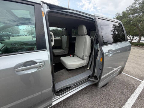 2013 Toyota Sienna XLE Mobility 7-Passenger