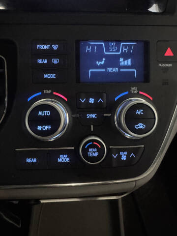 2015 Toyota Sienna LE 7-Passenger Auto Access Seat