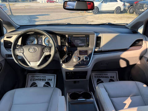 2016 Toyota Sienna XLE 7-Passenger Auto Access Seat