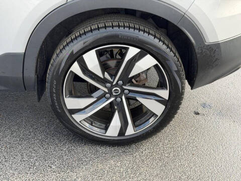 2023 Volvo XC40 B5 Ultimate Dark Theme