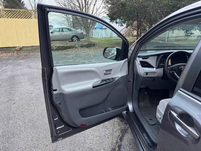 2015 Toyota Sienna LE 7-Passenger Auto Access Seat