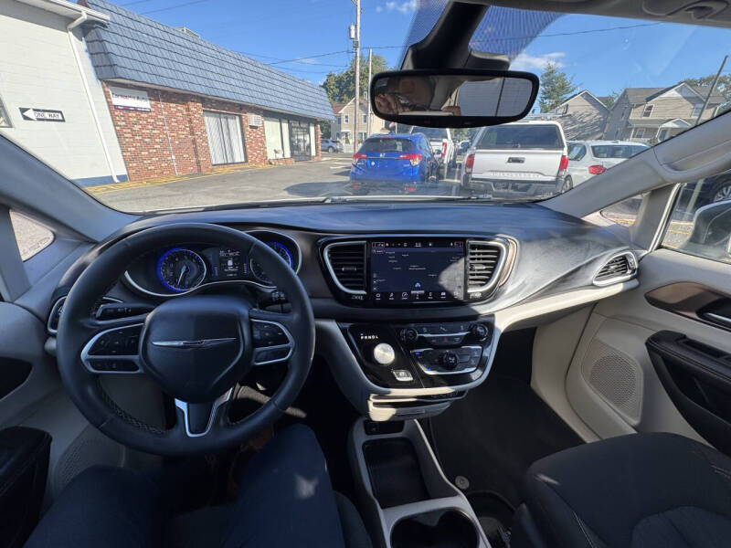 2022 Chrysler Voyager LX