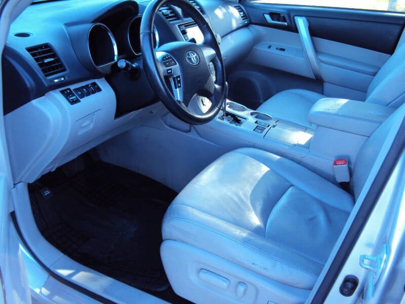 2013 Toyota Highlander Base photo 23