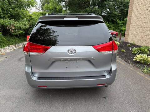 2013 Toyota Sienna LE 8-Passenger