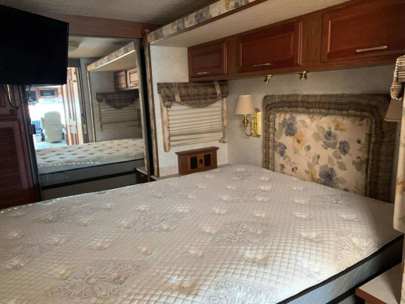 2004 Freightliner XC Chassis