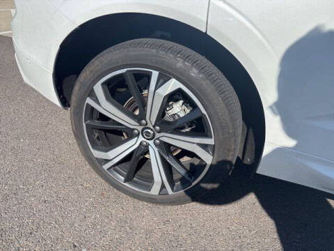 2025 Volvo XC60 B5 Ultra Dark Theme