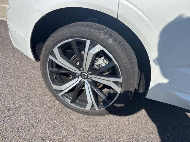 2025 Volvo XC60 B5 Ultra Dark Theme