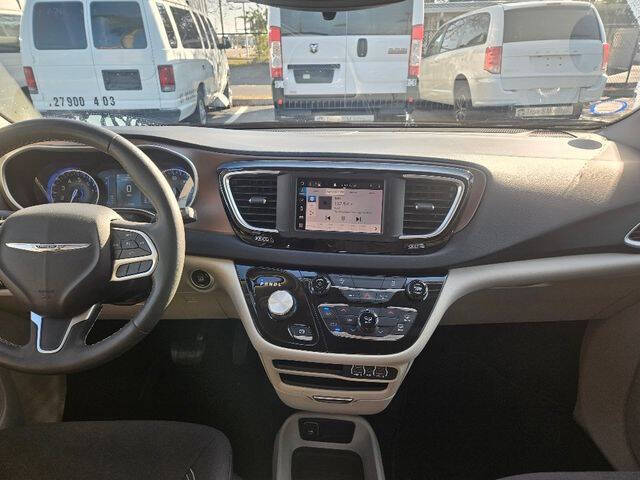 2023 Chrysler Voyager LX