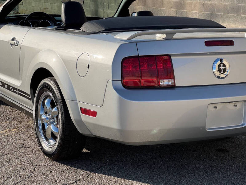 2005 Ford Mustang V6 Deluxe