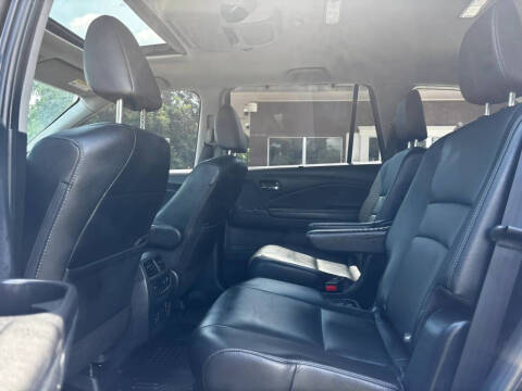 2022 Honda Pilot Touring w/Rear Captain's Chairs