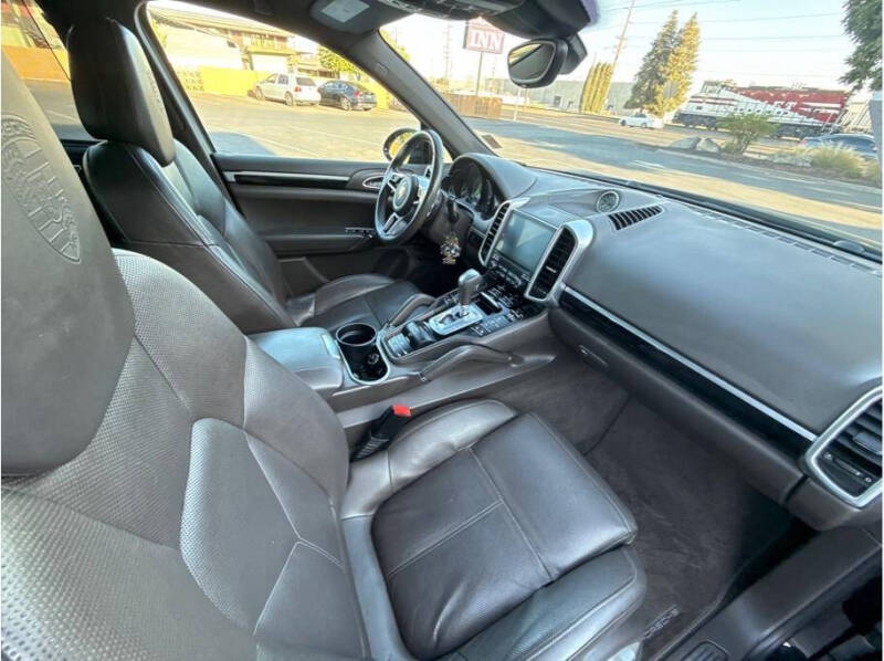 2017 Porsche Cayenne S E-Hybrid Platinum Edition