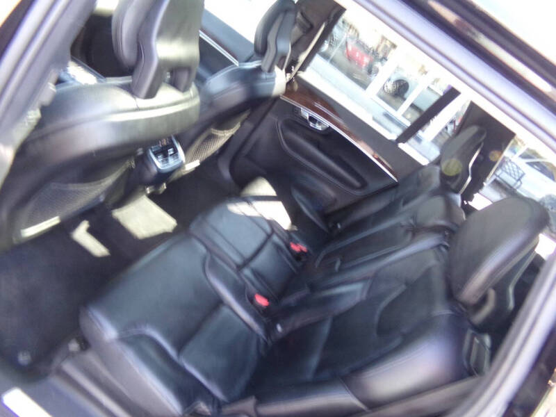 2016 Volvo XC90 T6 Momentum