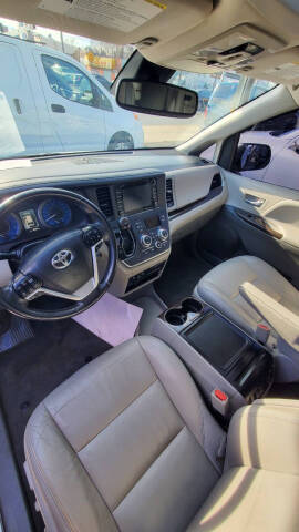 2018 Toyota Sienna XLE 7-Passenger Auto Access Seat