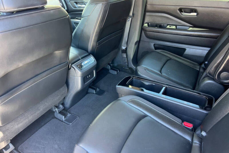 2025 Nissan Pathfinder SL