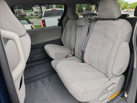 2011 Toyota Sienna LE 7-Passenger Auto Access Seat