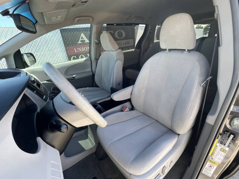 2013 Toyota Sienna LE 8-Passenger