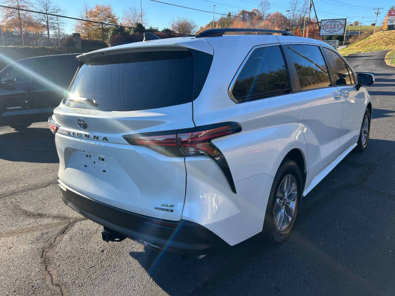 2022 Toyota Sienna XLE 8-Passenger