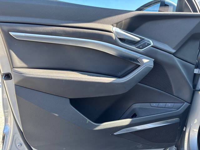 2022 Audi e-tron quattro Premium Plus