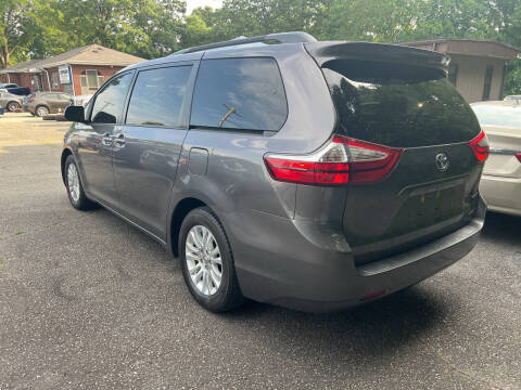 2017 Toyota Sienna XLE 7-Passenger Auto Access Seat