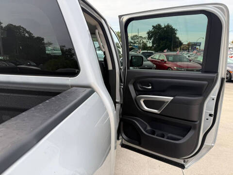 2017 Nissan Titan SV