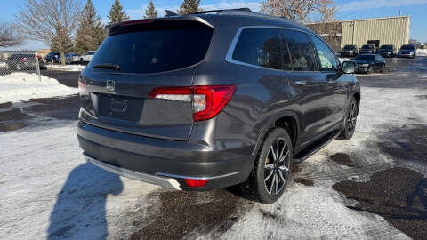 2019 Honda Pilot Touring w/Rear Captain's Chairs