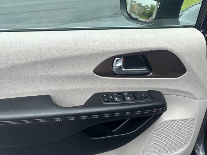2022 Chrysler Voyager LX