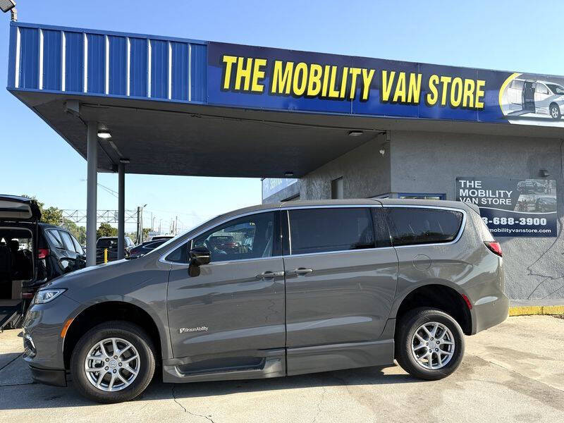 2025 Chrysler Pacifica Select
