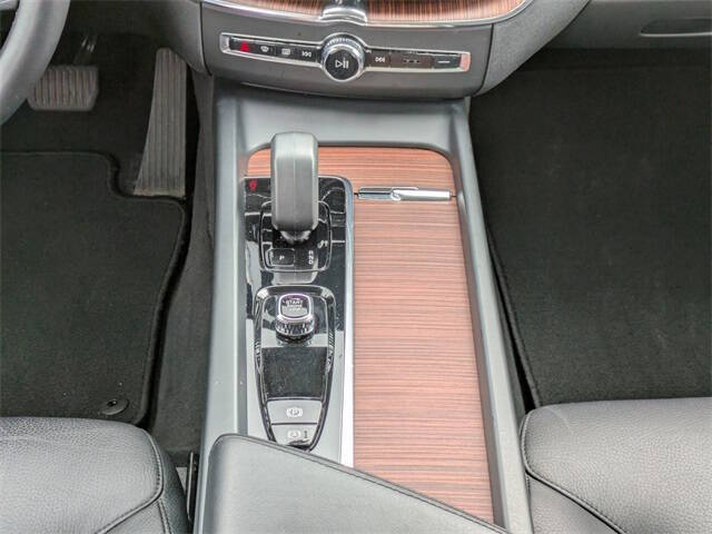 2024 Volvo XC60 B5 Plus Dark Theme