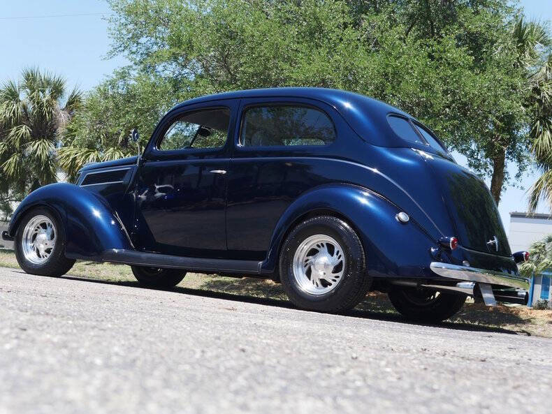 1937 Ford Deluxe