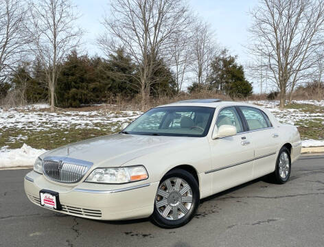 2004 Lincoln Town Car for sale at Nelson's Automotive Group in Chantilly VA