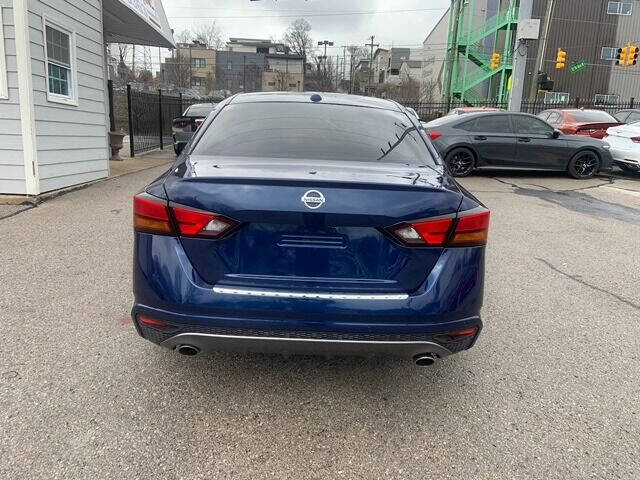 2022 Nissan Altima 2.5 SR