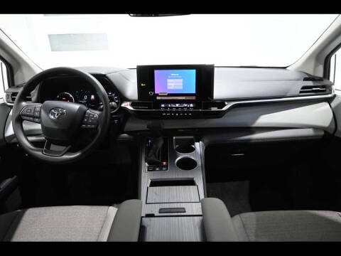 2025 Toyota Sienna LE 8-Passenger