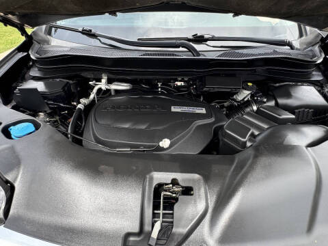 2019 Honda Pilot Touring w/Rear Captain's Chairs