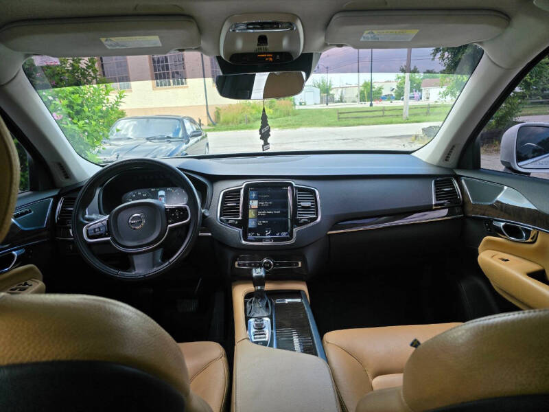 2016 Volvo XC90 T6 Momentum