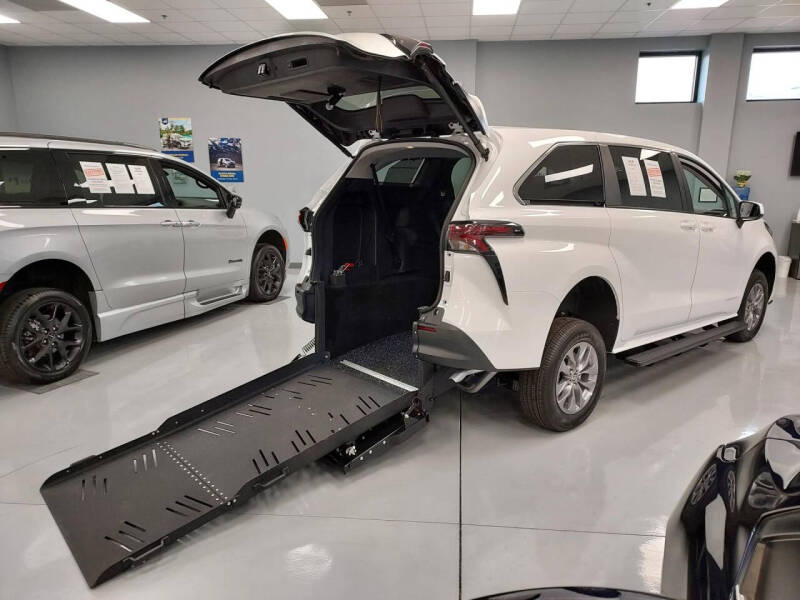 2026 Toyota Sienna LE 8-Passenger