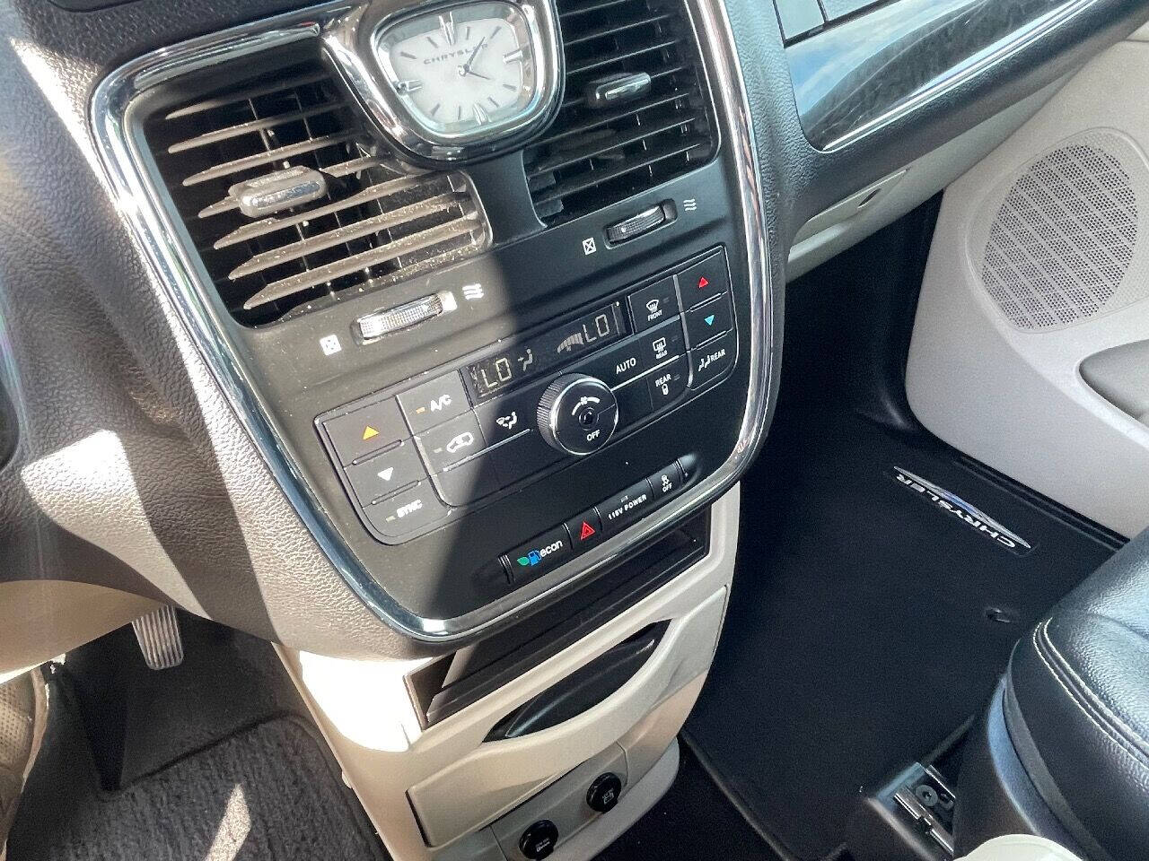 2016 CHRYSLER Town and Country Minivan - $11,900