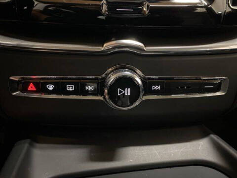 2025 Volvo XC60 B5 Core Dark Theme