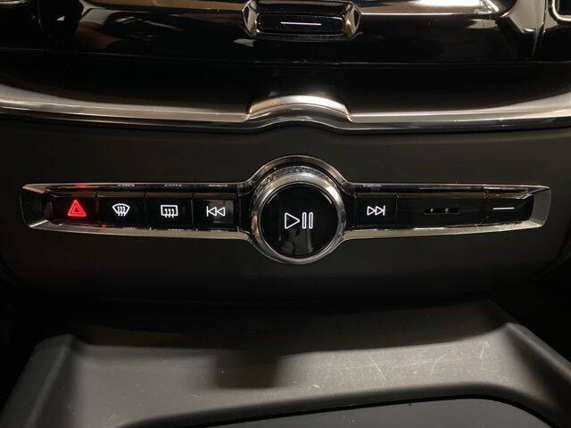 2025 Volvo XC60 B5 Core Dark Theme