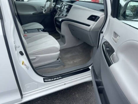 2012 Toyota Sienna LE 7-Passenger Auto Access Seat