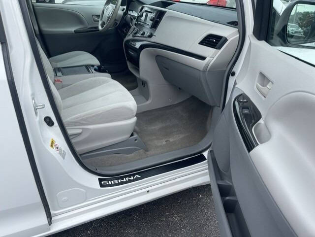 2012 Toyota Sienna LE 7-Passenger Auto Access Seat