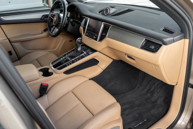 2017 Porsche Macan 32