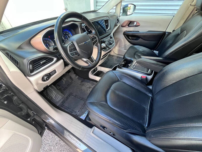 2017 Chrysler Pacifica Touring-L Plus