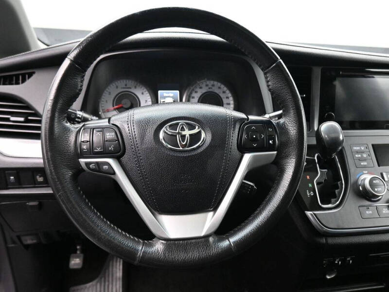 2017 Toyota Sienna SE Premium 8-Passenger